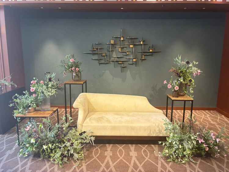 披露宴会場の新郎新婦が座る高砂ソファ。大きすぎることがなく、ゲストと話すのにちょうどよいサイズです。