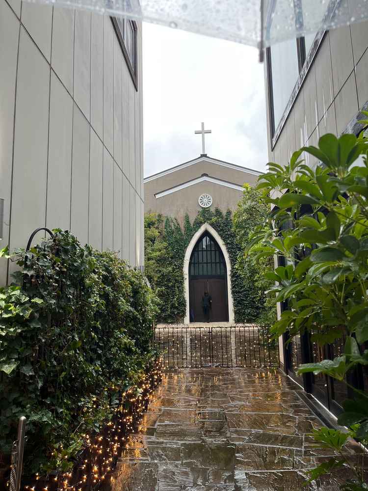 チャペルの外観。ライトアップもしていて綺麗