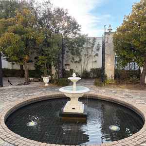 <ヴィクトリアハウスのガーデン>噴水があるガーデンで、噴水に装飾をしたりもできるみたい。