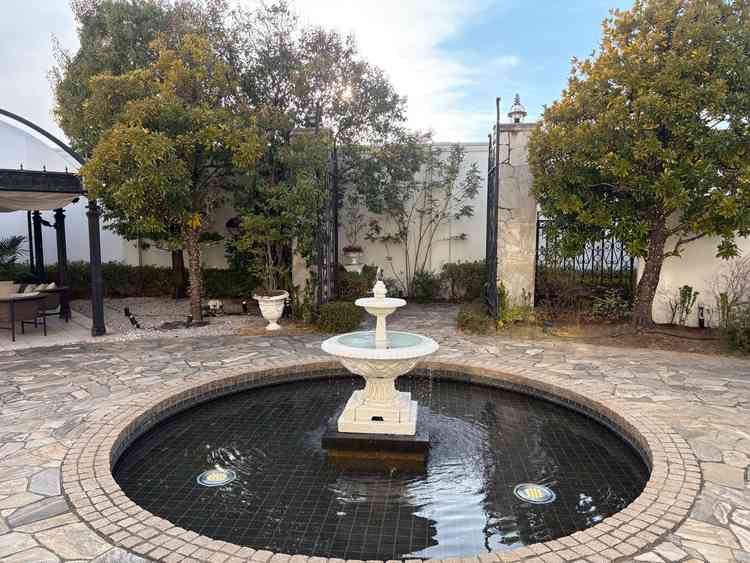 <ヴィクトリアハウスのガーデン>噴水があるガーデンで、噴水に装飾をしたりもできるみたい。