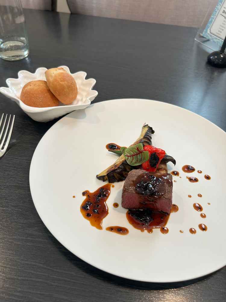 パンがとても美味しく、お肉も低温焼きでおいしかったです