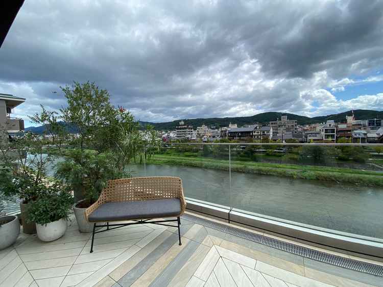 テラスからの見晴らしは期待通りでした。鴨川を眺めて京都らしさを式場に求めている私にはぴったりでした。