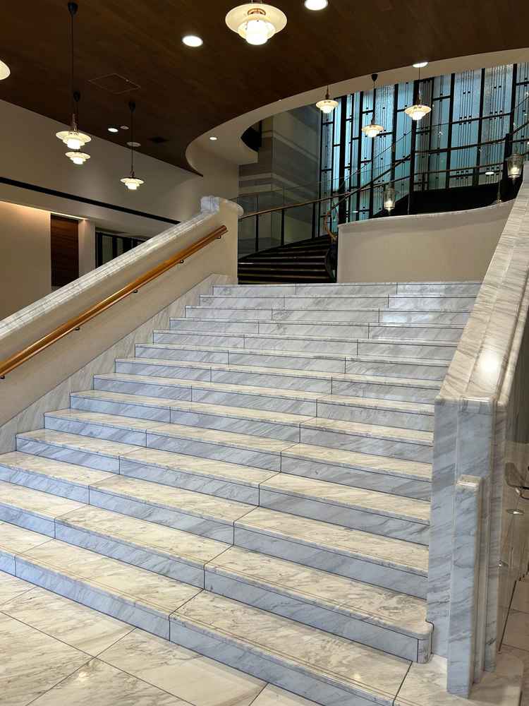 チャペル前にある大階段。フォトスポットの一つ。素敵な雰囲気、空間だった。