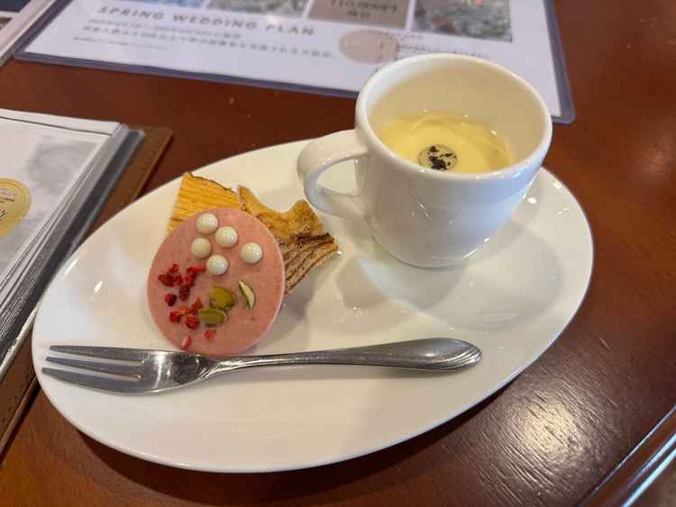 案内前に、式場で扱っているお菓子やスープを提供していただき美味しかったです。