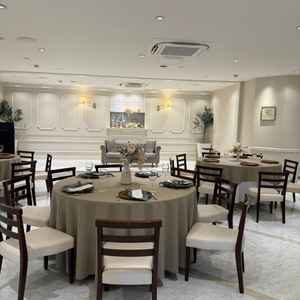 壁が白く清潔感がある披露宴会場でとても素敵でした。テーブルの配置も色々とできるとのことで安心しました