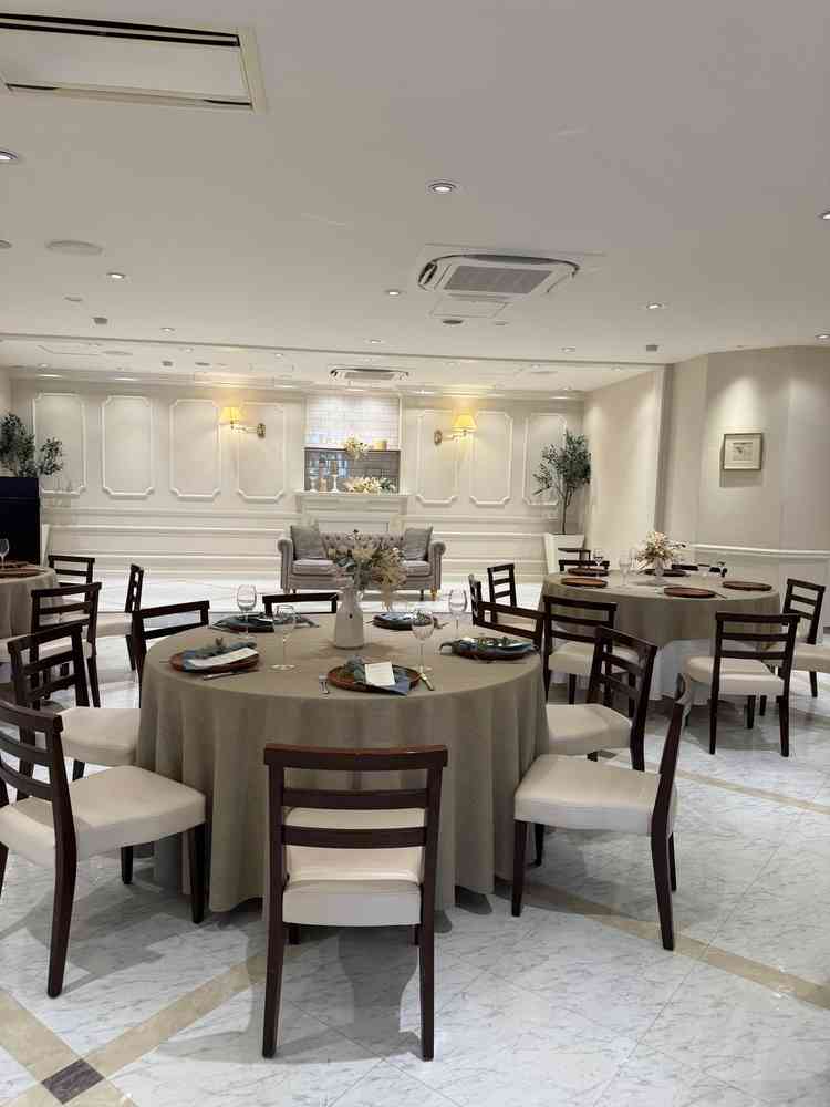 壁が白く清潔感がある披露宴会場でとても素敵でした。テーブルの配置も色々とできるとのことで安心しました