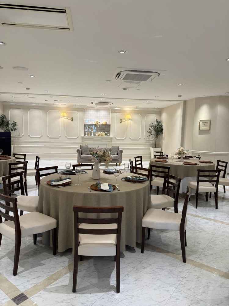 壁が白く清潔感がある披露宴会場でとても素敵でした。テーブルの配置も色々とできるとのことで安心しました