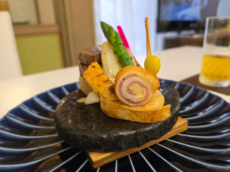 メインの石焼きステーキ、魚焼きはどちらも絶品だった。