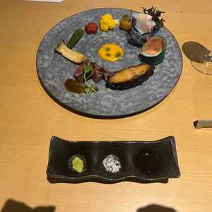 ミライエウェディングで食べれる料理がワンプレートになったもの。それぞれのソースがとてもおいしかった。