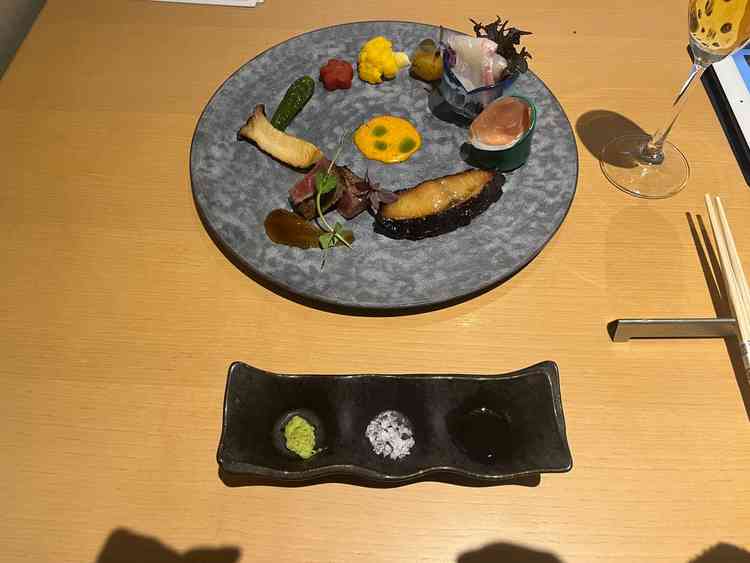 ミライエウェディングで食べれる料理がワンプレートになったもの。それぞれのソースがとてもおいしかった。