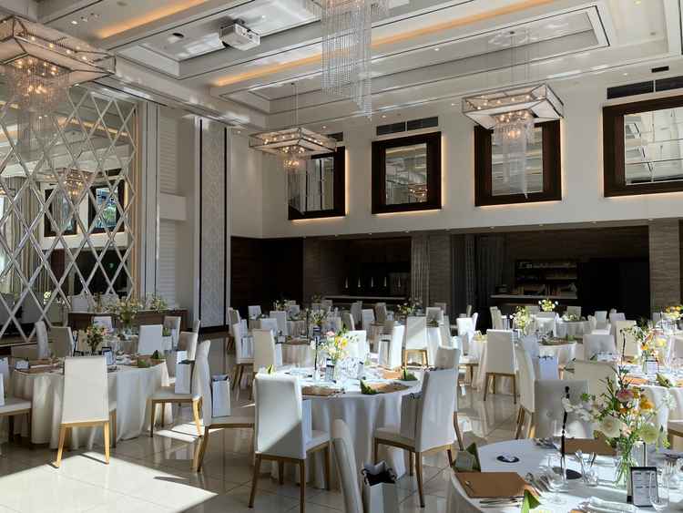 もう一個の、誕天井が高い披露宴会場です。こちらも開放感抜群でした。