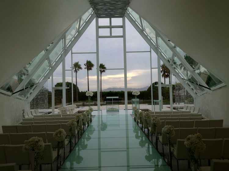 水のチャペルの写真で、水に囲まれています。