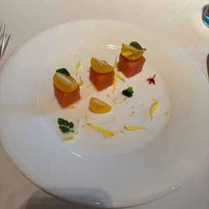 試食のサーモンのマリネの写真。添えてあるサワークリームとの味がサーモンとマッチしていました。