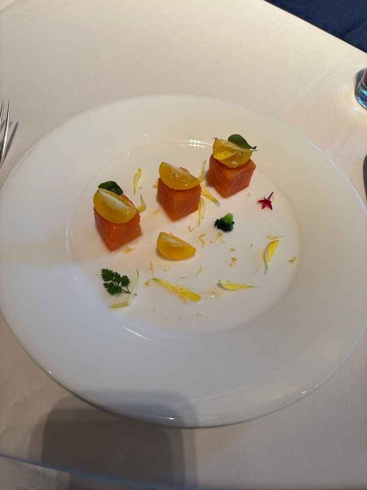 試食のサーモンのマリネの写真。添えてあるサワークリームとの味がサーモンとマッチしていました。