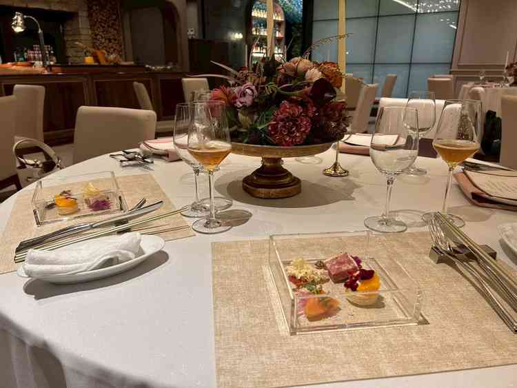 テーブルとパーティ会場の雰囲気。シンプルでありながら、北海道らしさも感じられました。