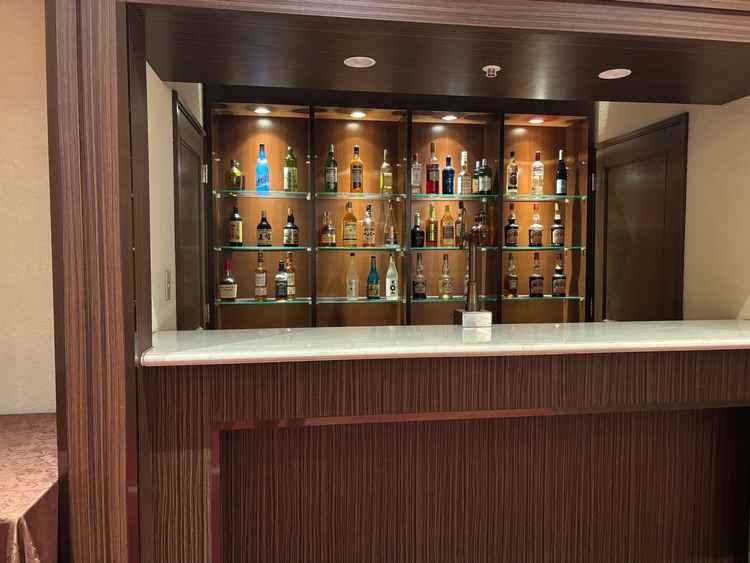 披露宴会場の横にはバーカウンター設置されていて、メニューも豊富。