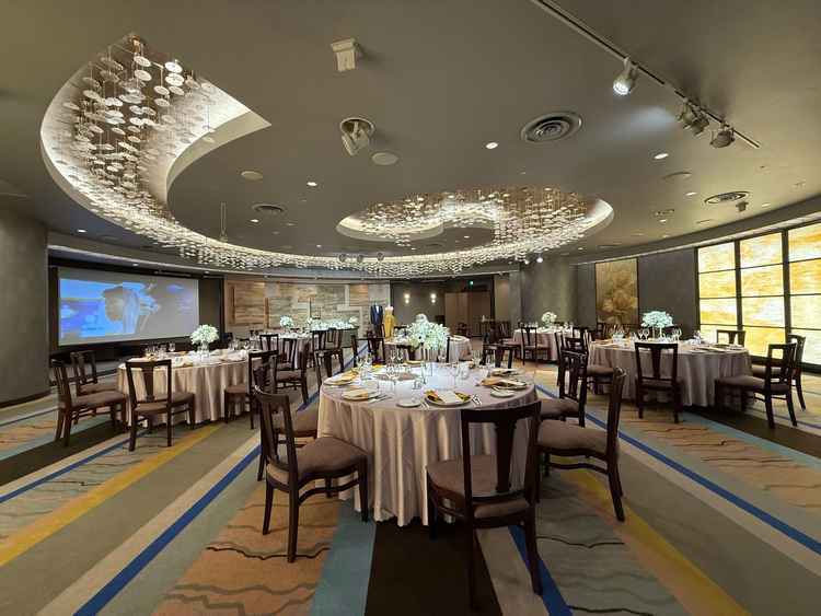 披露宴会場1瑠璃。挙式会場やクローク、待合室などと同じフロアに会場あり、導線がかなり良さそう。