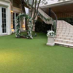 緑溢れるガーデン。ここで挙式も可能で、披露宴中も利用可能。