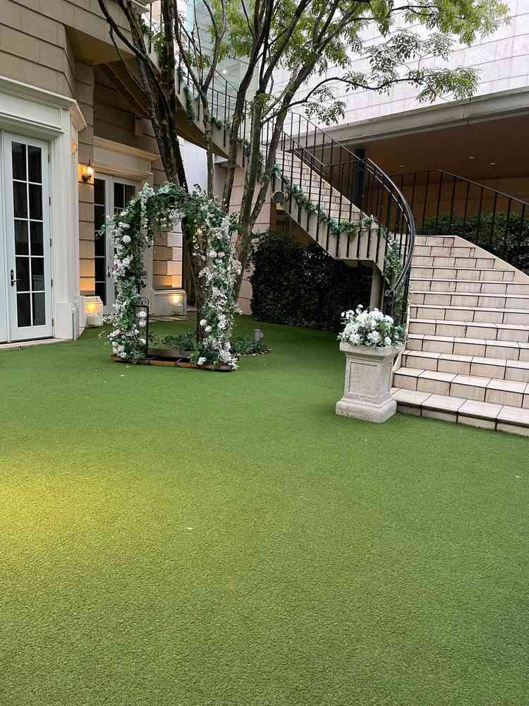 緑溢れるガーデン。ここで挙式も可能で、披露宴中も利用可能。