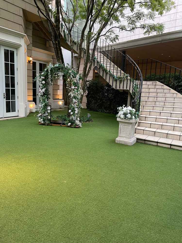 緑溢れるガーデン。ここで挙式も可能で、披露宴中も利用可能。