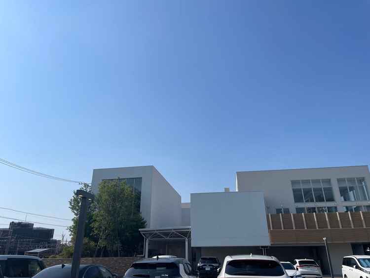式場の外から見ると白く綺麗な建物となっている