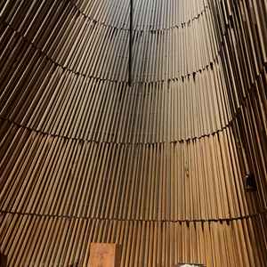 パイプオルガンもあります。演奏、聖歌隊などがすべて会場の後ろに配置されていて、より2人が際立ちます。