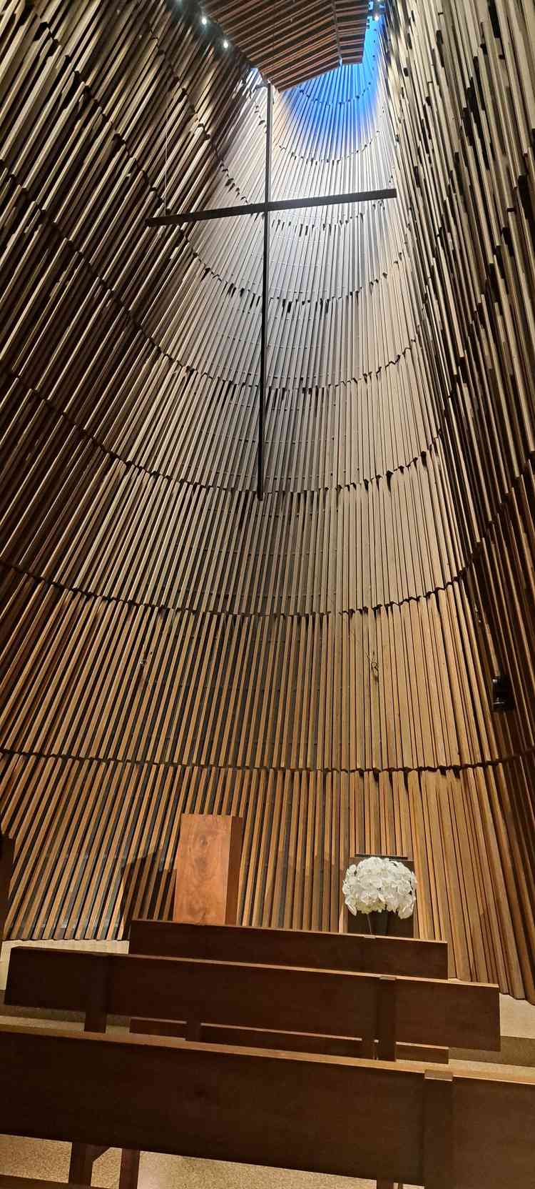 パイプオルガンもあります。演奏、聖歌隊などがすべて会場の後ろに配置されていて、より2人が際立ちます。