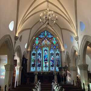 チャペルの正面にあるステンドグラス。日の当たり方によって、ステンドグラスの色合いが変化する。