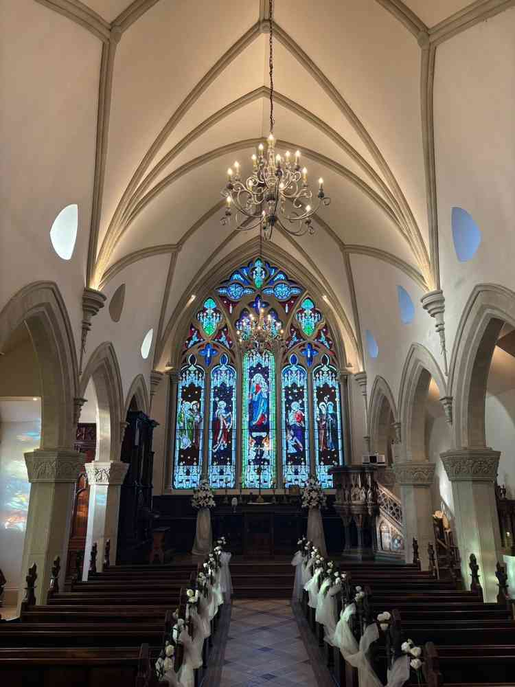 チャペルの正面にあるステンドグラス。日の当たり方によって、ステンドグラスの色合いが変化する。