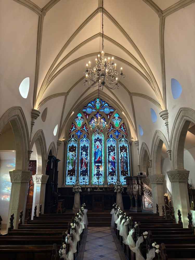 チャペルの正面にあるステンドグラス。日の当たり方によって、ステンドグラスの色合いが変化する。