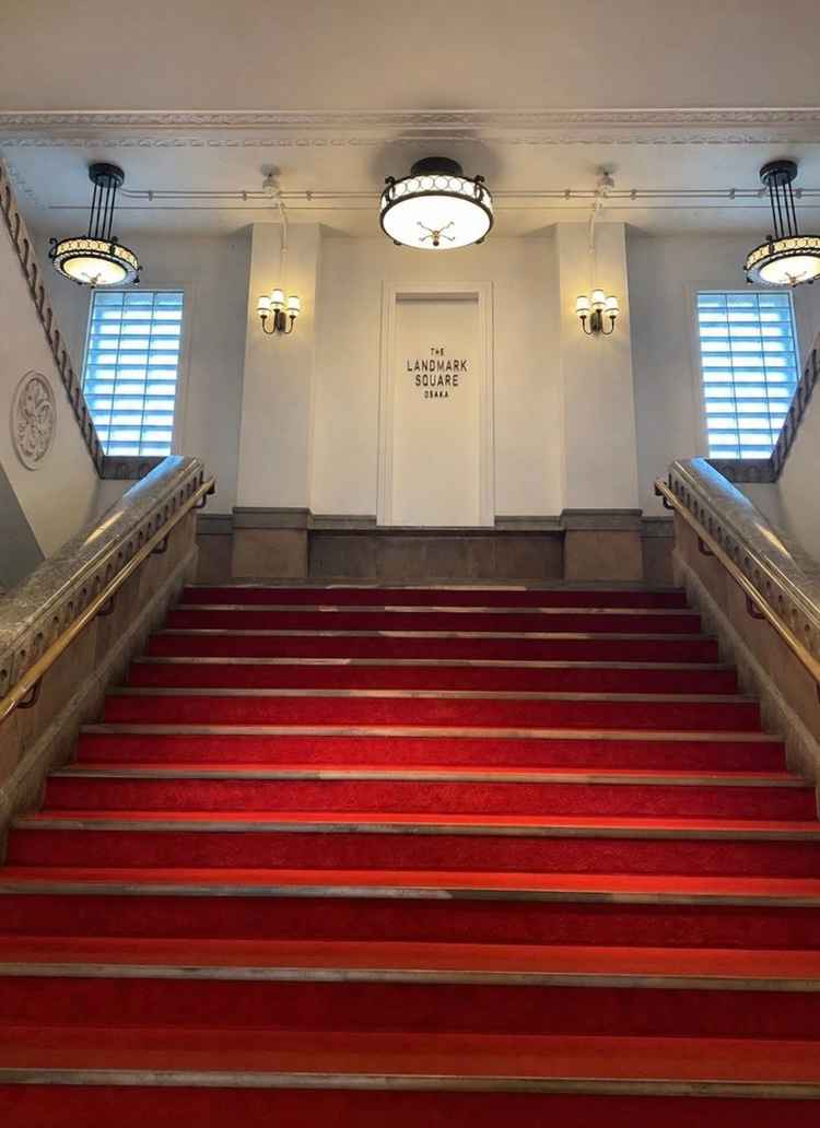 赤い大階段は花嫁の憧れと仰っていましたが、実物を見て本当にその通りと感じました。