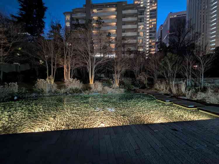 夜のテラスはライトアップされており、雰囲気が良かったです。