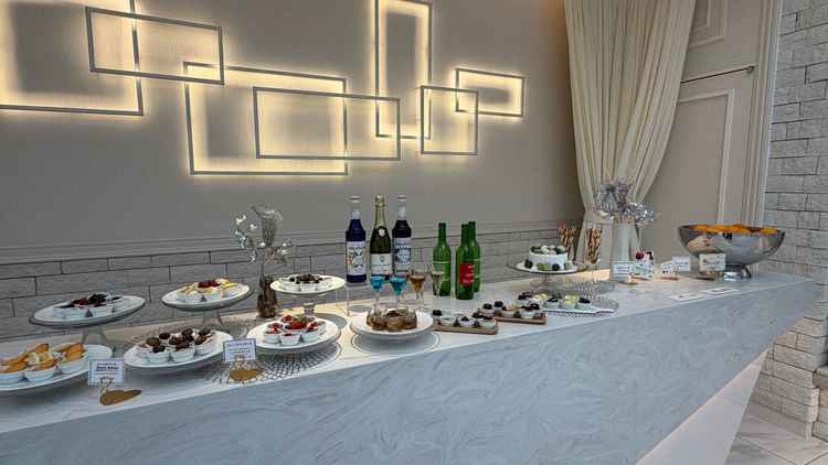 ウェルカムパーティのバイキング軽食とデザート。