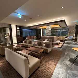 待合室。とても広く60名くらいは腰掛けられるとのこと。