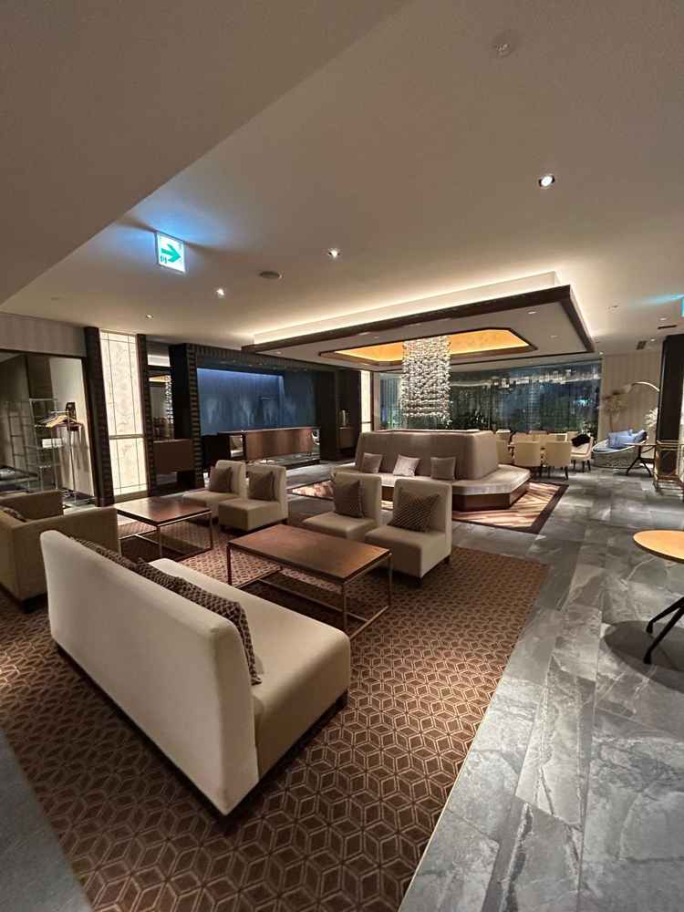 待合室。とても広く60名くらいは腰掛けられるとのこと。