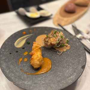 フルコース試食の魚料理です。うろこのまま揚げられた魚はサクサクとした食感で評判通り美味しかったです。