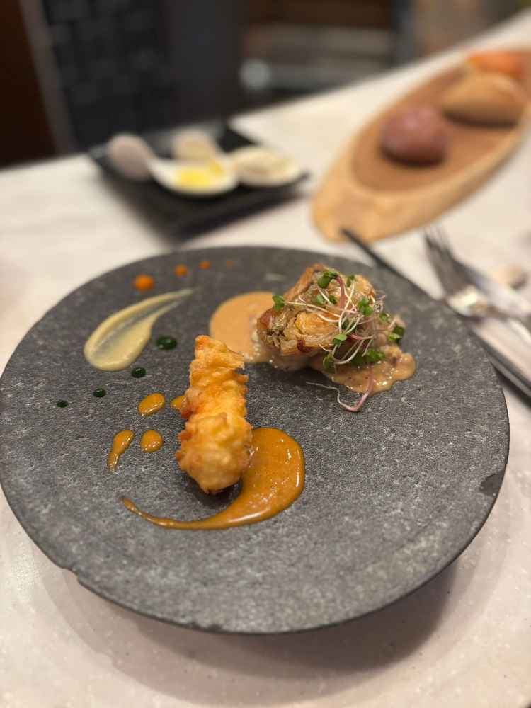 フルコース試食の魚料理です。うろこのまま揚げられた魚はサクサクとした食感で評判通り美味しかったです。