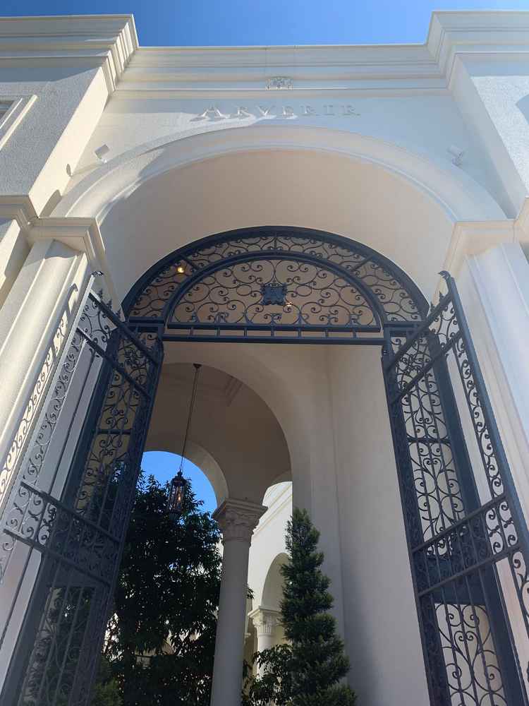 入り口の凱旋門が大きくて圧倒された