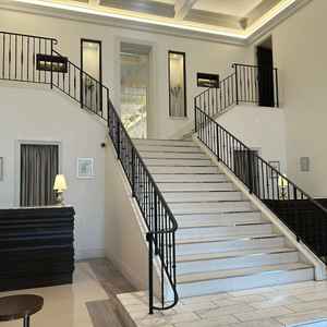 ロビーにある階段。階段上からの登場演出やフラワーシャワーなど行えます。