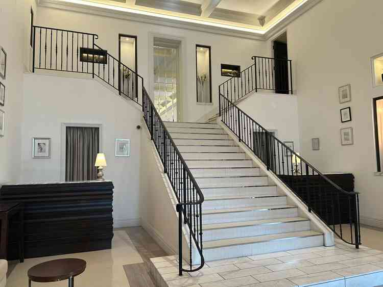 ロビーにある階段。階段上からの登場演出やフラワーシャワーなど行えます。