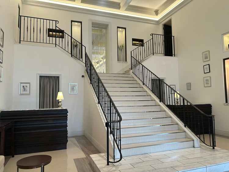 ロビーにある階段。階段上からの登場演出やフラワーシャワーなど行えます。