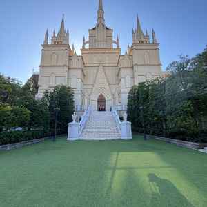 天気も良く、チャペルの外観はお城のようでした。