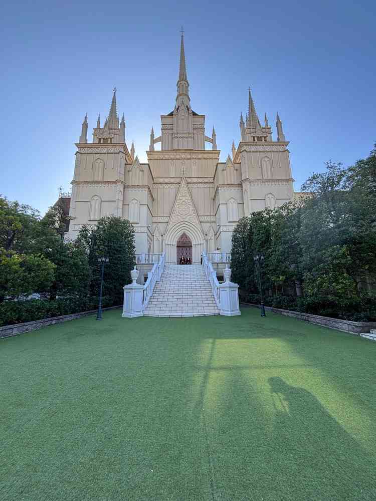 天気も良く、チャペルの外観はお城のようでした。