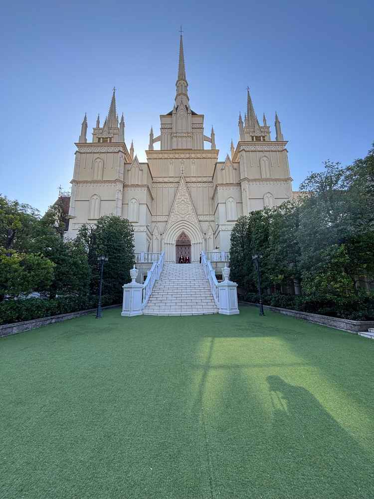 天気も良く、チャペルの外観はお城のようでした。