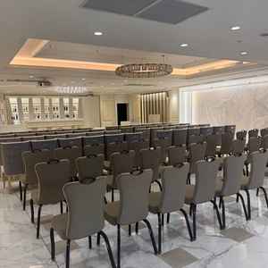 白とグレーを基調とした落ち着いた披露宴会場。上質感のある雰囲気が魅力的でした。