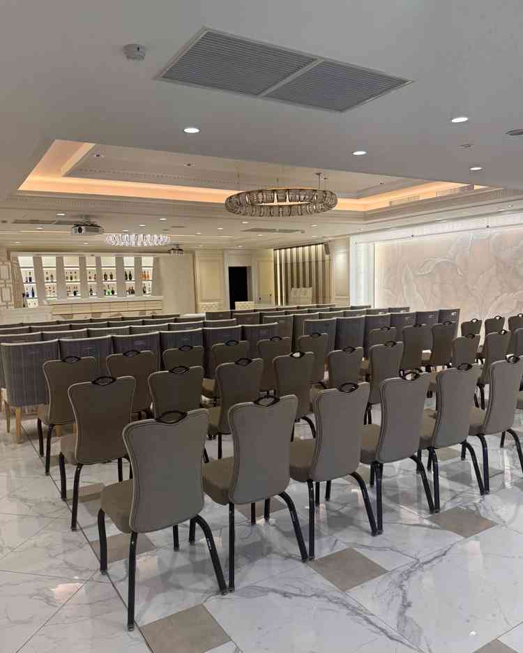 白とグレーを基調とした落ち着いた披露宴会場。上質感のある雰囲気が魅力的でした。