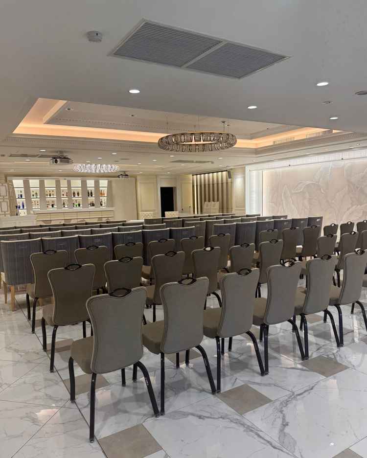 白とグレーを基調とした落ち着いた披露宴会場。上質感のある雰囲気が魅力的でした。