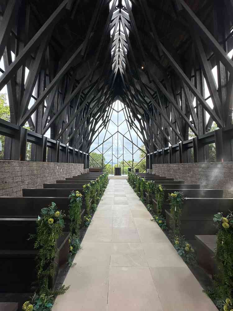 2つめのチャペルで、茶色を基調とした雰囲気。個人的には天井も高く広々と来てこちらが良い。