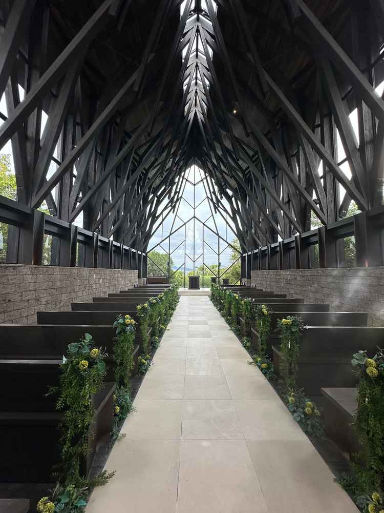 2つめのチャペルで、茶色を基調とした雰囲気。個人的には天井も高く広々と来てこちらが良い。