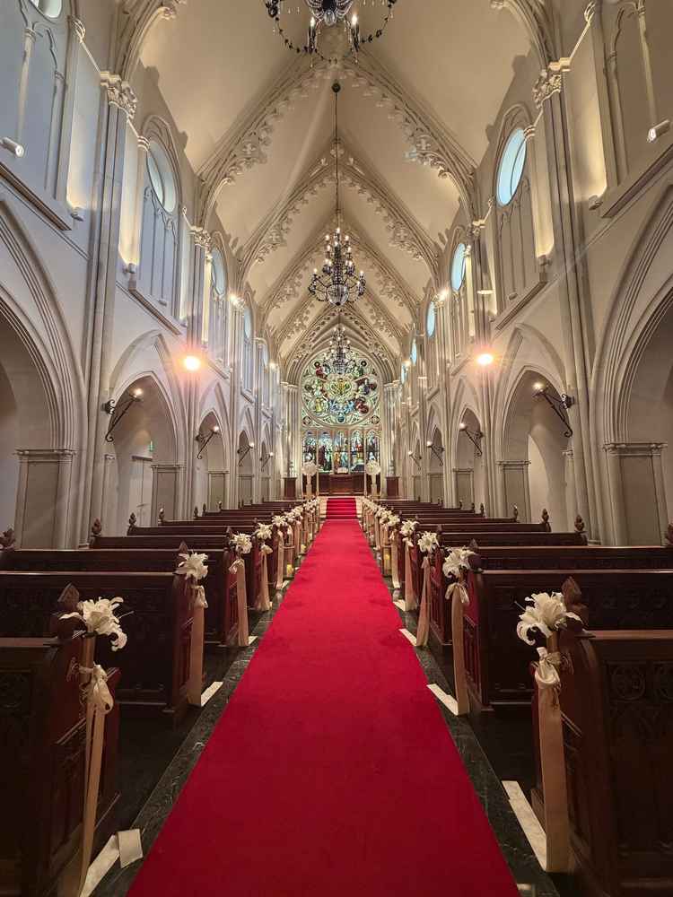 チャペル。赤いバージンロードと花の形のステンドグラスがとても素敵だった。